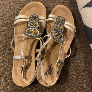 Clark’s Womens Poster Tulip Metalic Gold Strappy Sandals Beaded Size 8